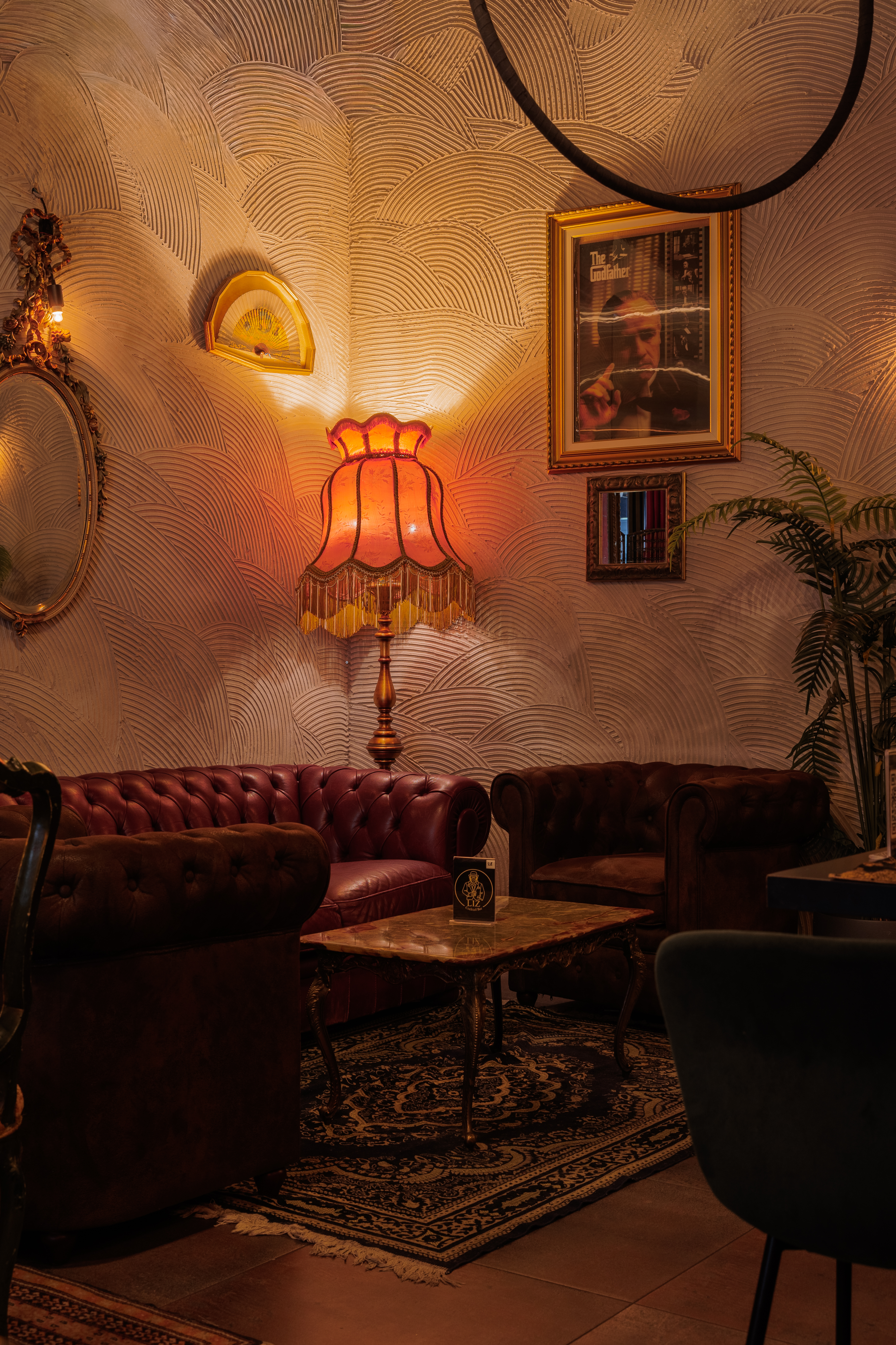 Salotto cocktail del Liz Cocktail Bar Monza con divani e luce ambrata